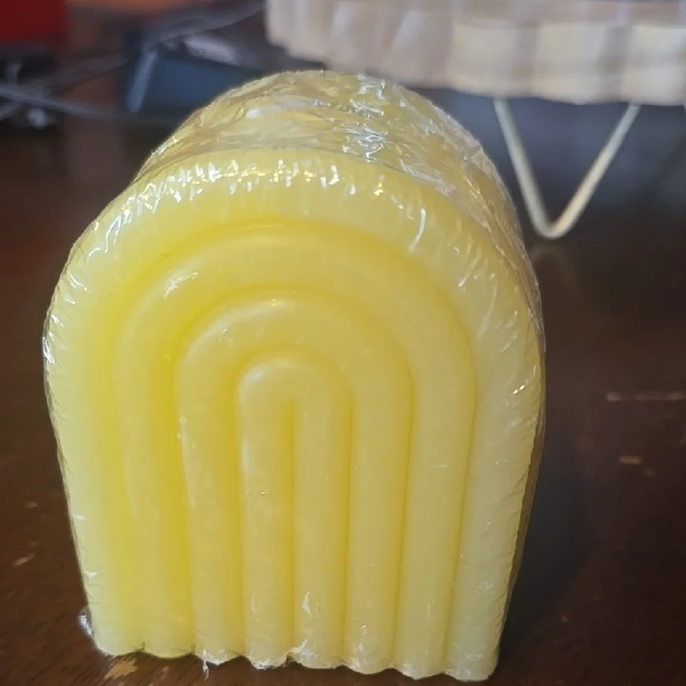 ❤️10/$20 New Yellow Arch Candle